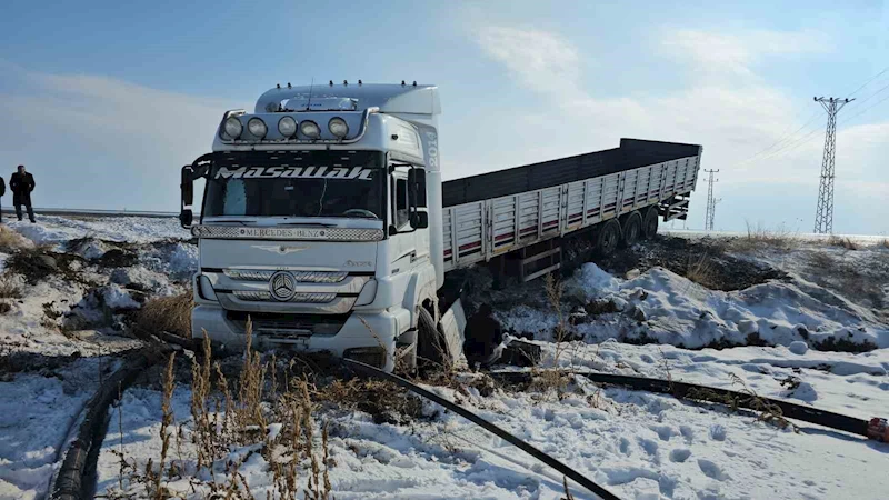 Kaygan yolda kontrolden çıkan tır şarampole düştü
