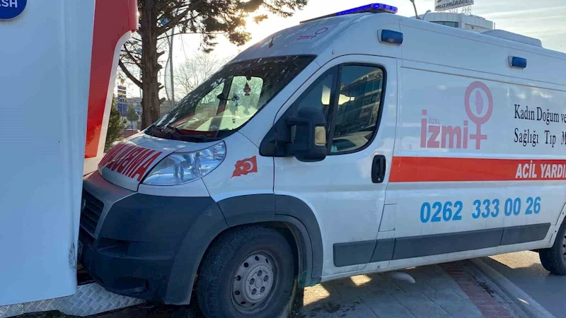 İçinde bebek olan ambulans kaza yaptı
