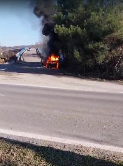 Park ettiği araç alev topuna döndü, kendini son anda kurtardı
