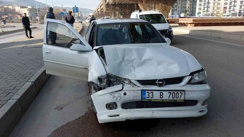 Samsun’da otomobil hafif ticari araçla çarpıştı: 1 yaralı
