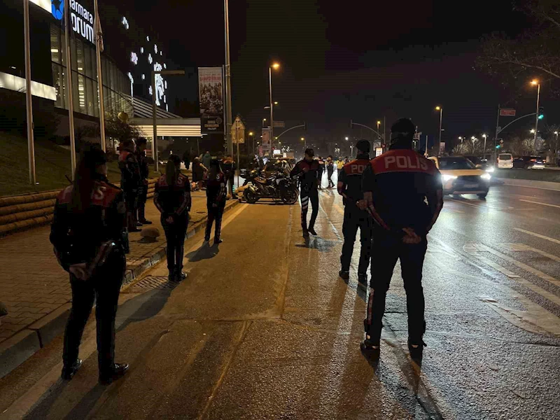 Bakırköy’de polis ekiplerinden asayiş uygulaması
