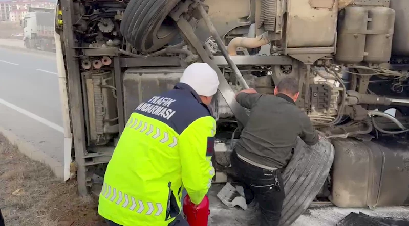 Yola devrilen tırda çıkan yangına ilk müdahaleyi jandarma yaptı
