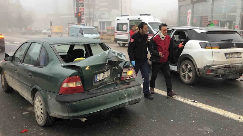 Yoğun sis ve buzlanma zincirleme kazayı beraberinde getirdi: 6 araç çarpıştı, 3 yaralı
