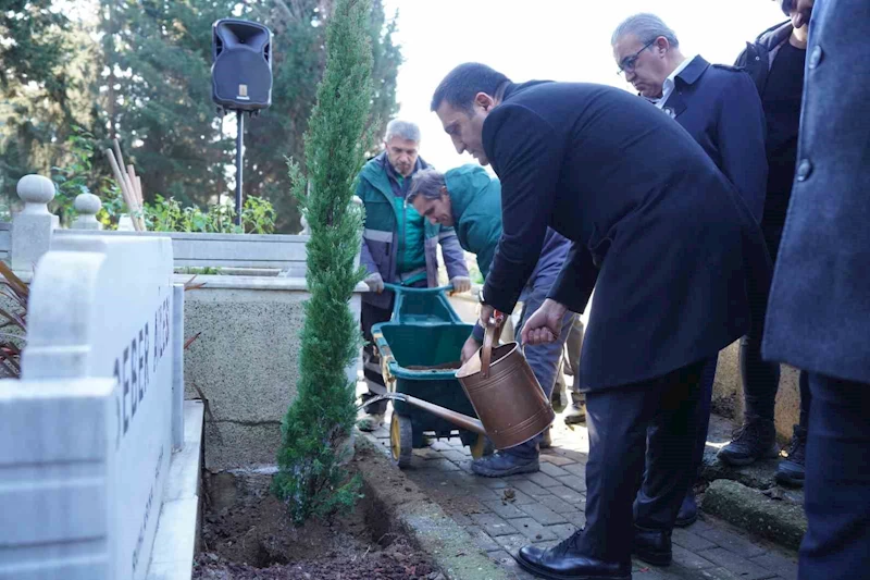 Cemal Süreya vefatının 35. yılında kabri başında kır çiçekleriyle anıldı
