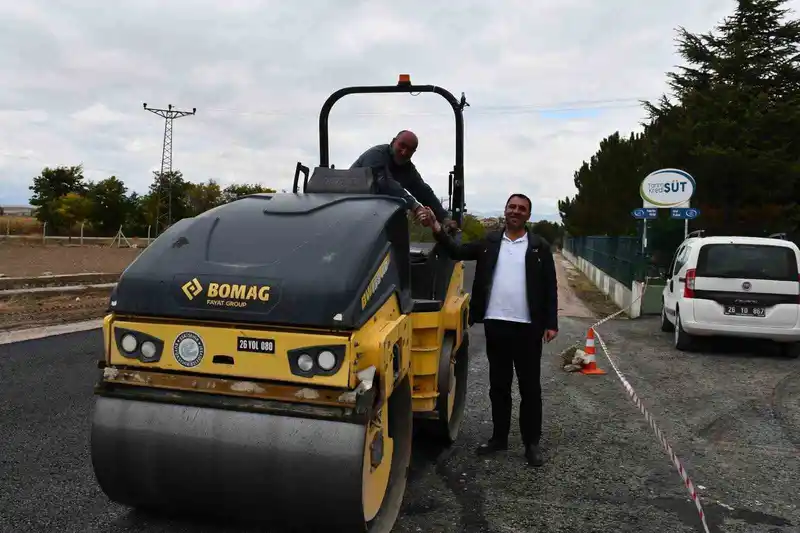 Beylikova Tarım Kredi Süt Fabrikası yolları sıcak asfaltla yenilendi
