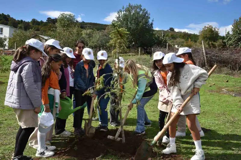 Atakumlu çocuklar yeşil nesil için sahada
