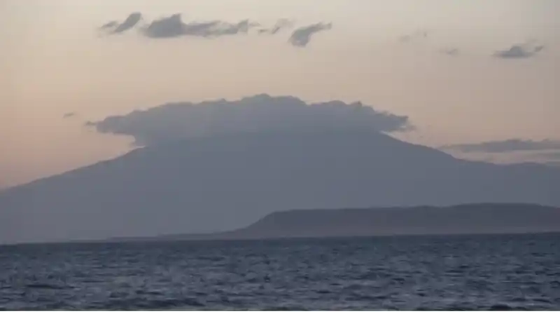 Van Gölü sahilinden görkemli anlar: 4 bin 58 rakımlı Süphan Dağı’nın zirvesindeki bulutlar time-lapse ile görüntülendi
