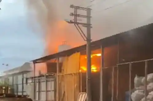 Kereste deposundaki yangın büyümeden söndürüldü
