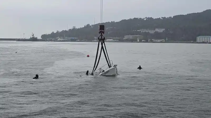Fırtınada batan mini yat vinç yardımıyla karaya çıkarıldı
