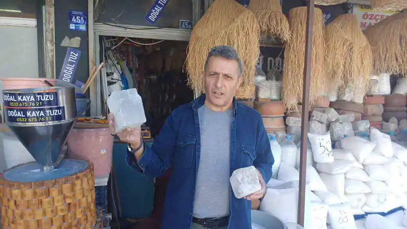 Pakistan’dan getirdiği tuzla yemeklere lezzet katıyor
