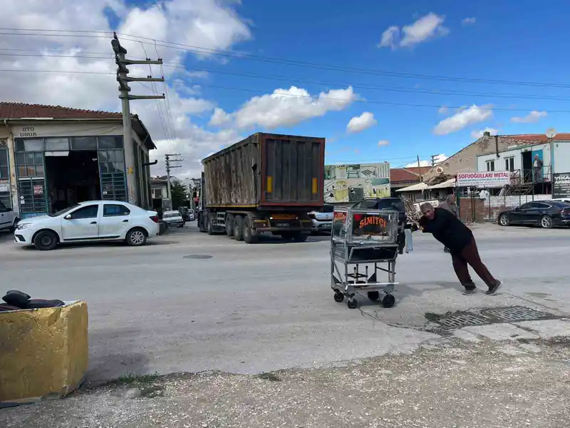 4 çocuğunu simit satarak okutuyor
