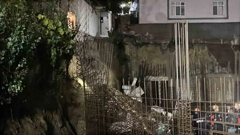 Gebze’de inşaat temeli yanındaki müstakil evin duvarı çöktü, 4 kişilik aile tahliye edildi
