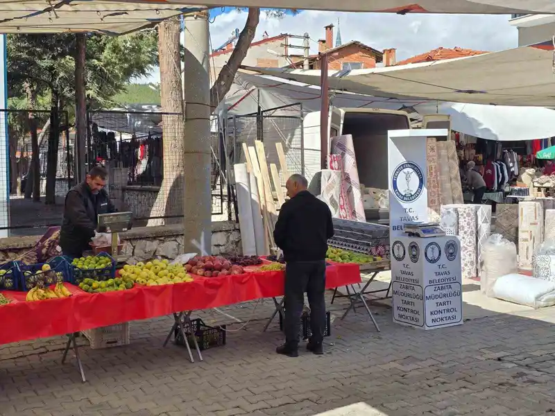Tavas Belediyesi güvenilir alışverişi için pazaryerlerinde tartıları kontrol etti
