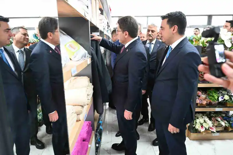 Adalet Bakanı Tunç, tutuklu ve hükümlülerin ürettiği ürünleri inceledi
