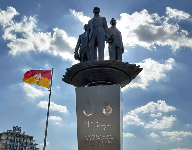 Galatasaray’da Gazi Mustafa Kemal Atatürk, Tevfik Fikret ve Ali Sami Yen Anıtı’nın açılışı yapıldı

