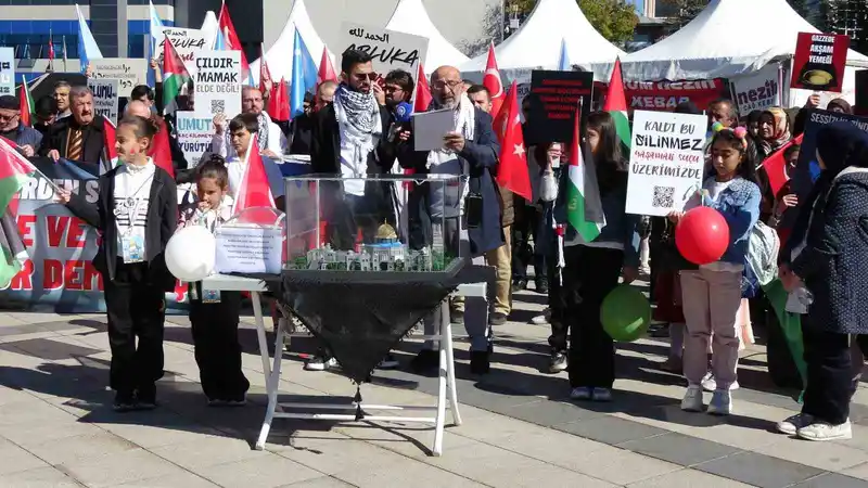 Sağlık çalışanları Gazze için 100. haftada sessiz yürüyüşlerini sürdürdü

