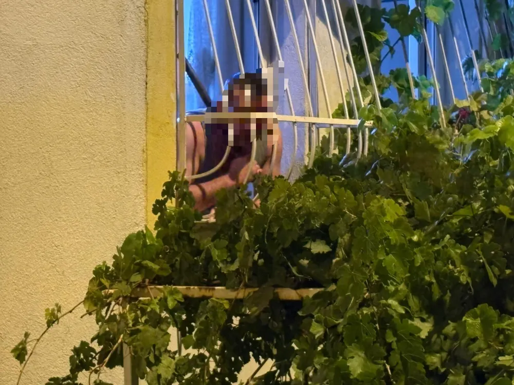 Pencerede çevreye korku dolu anlar yaşattı!
