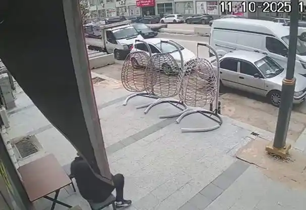 Otomobilin çarptığı yaşlı adam yaralandı: Kaza anı kamerada
