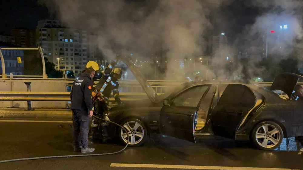 Seyir halindeki otomobil alev aldı