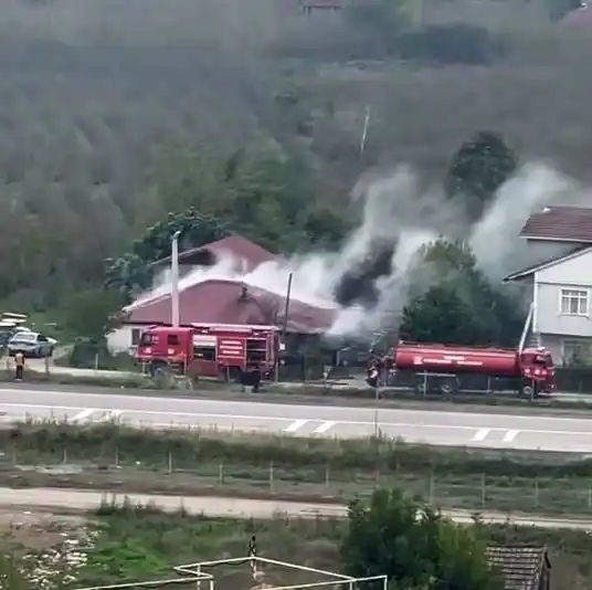 Yangında tek katlı ev kullanılamaz hale geldi
