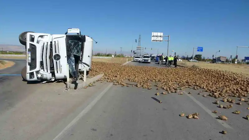 Malatya’da pancar yüklü tır devrildi: 1 yaralı
