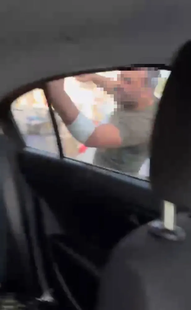 Trafikte kavga ettiği kadınların arabasını yumrukladı