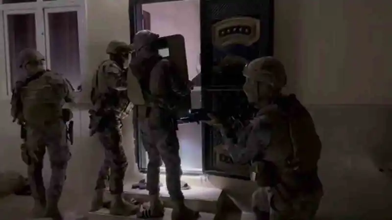 Göçmen kaçakçılarına şafak operasyonu: 10 tutuklama
