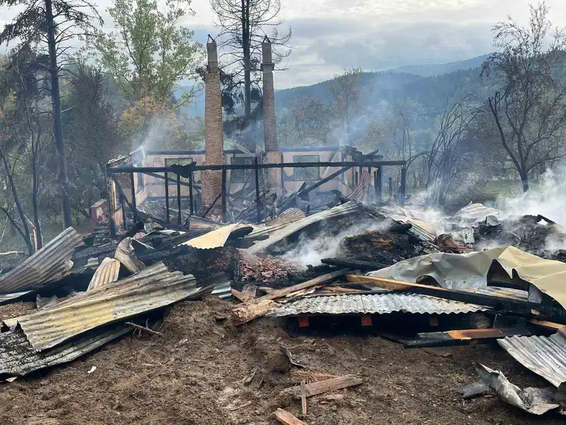 Alevlere teslim olan ahşap ev küle döndü
