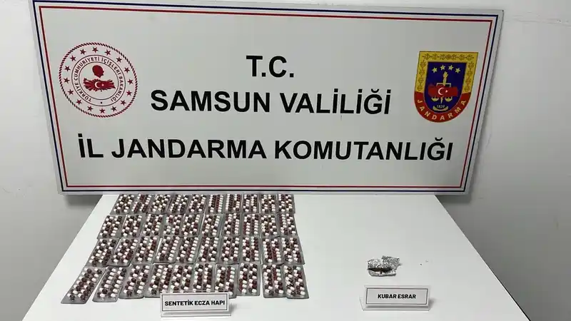 Jandarma taksideki yolcuları uyuşturucuyla yakaladı
