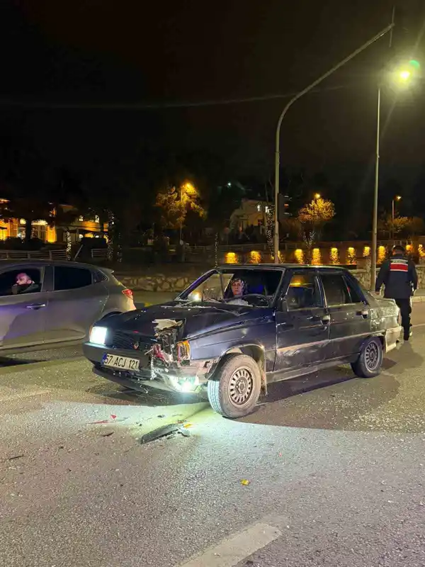 Kırmızı ışıkta bekleyen motosikletli canından oluyordu
