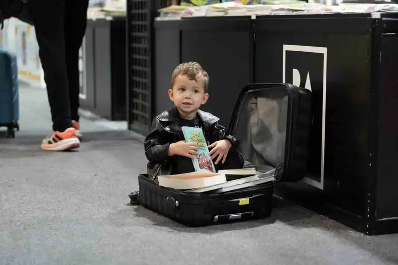 Fuardan valiz dolusu kitapla çıkıyorlar
