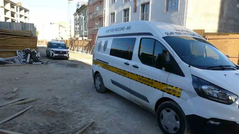 İnşaatta asansör boşluğuna düşen işçi yaralandı
