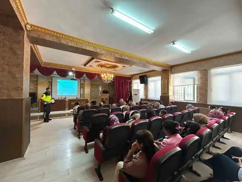 Kilis’te okul servis şoförleri ve rehber personele trafik eğitimi verildi

