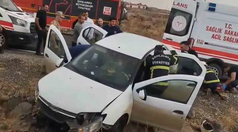 Şanlıurfa’da otomobil kayalıklara çarptı: 3 yaralı
