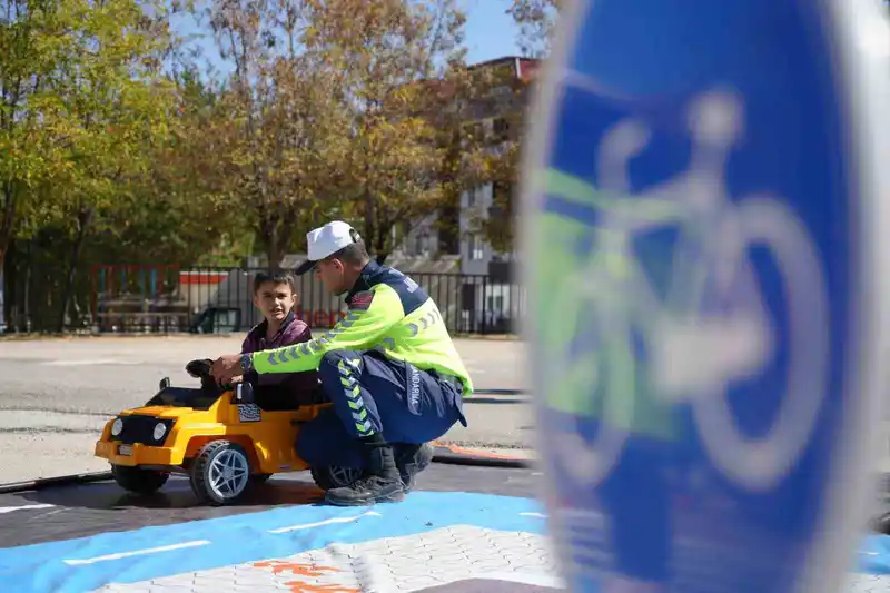 Bayburt’ta öğrencilere uygulamalı trafik dersi: Jandarma ile kuralları eğlenerek öğrendiler
