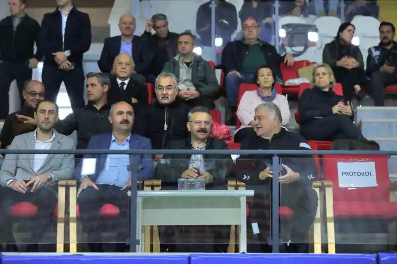 Vali Aksoy, Türkiye Hentbol Erkekler Süper Lig maçını tribünden takip etti
