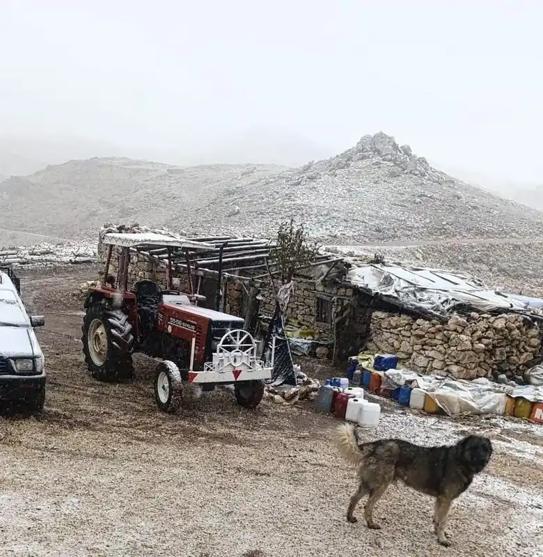 Mersin’de Anamur’un yüksek kesimlerine mevsimin ilk karı düştü
