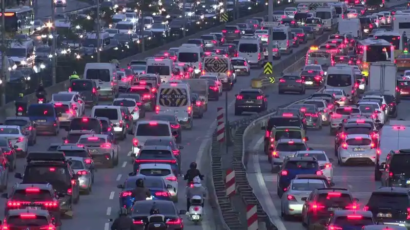 Haftanın ilk mesai gününde İstanbul trafiği kilitlendi
