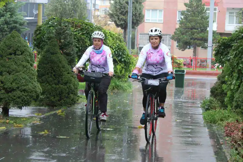 Kanseri yenen kadınlar bisiklet turuna çıktı