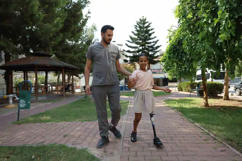 Belediye otobüsü altında kalan Rukiye, protez bacakla ilk adımı attı
