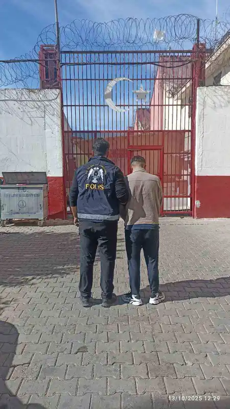 Efeler’de 10 yıl hapis cezası bulunan firari yakalandı
