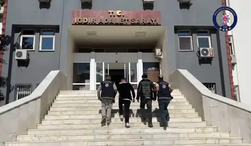 Iğdır’da kaçak 10 Afgan göçmen ve göçmenleri taşıyan 2 kişi yakalandı
