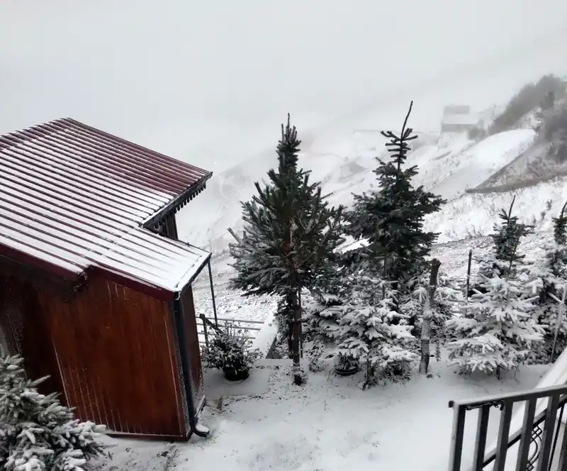 Bayburt’un yüksek kesimlerine kar yağdı
