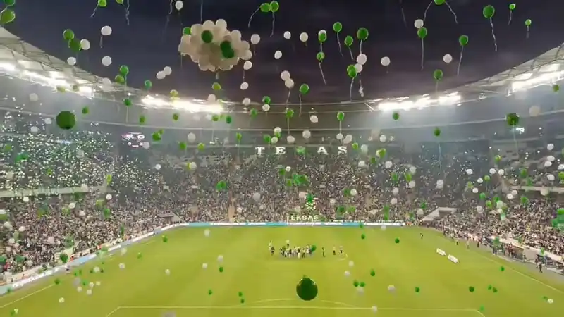 Minik Çağan için gerekli para toplandı, binlerce taraftar yeşil beyaz balon uçurdu
