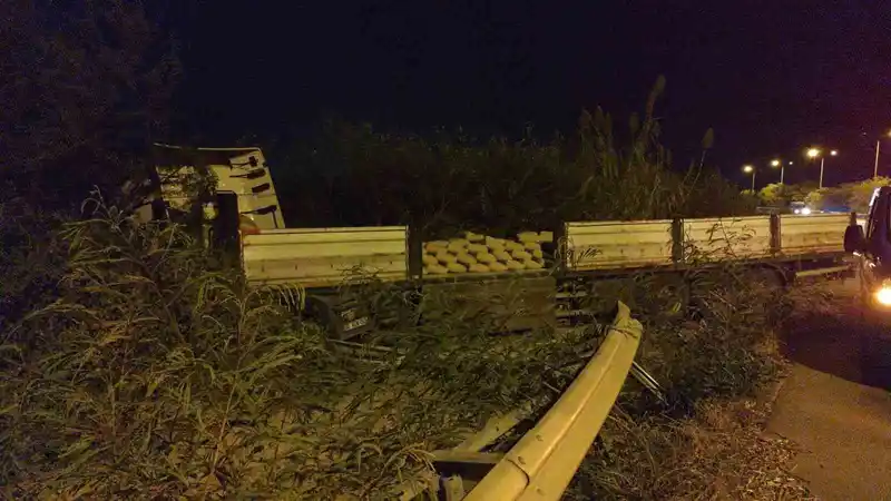 Çimento yüklü tır devrildi, şans eseri yaralanan olmadı
