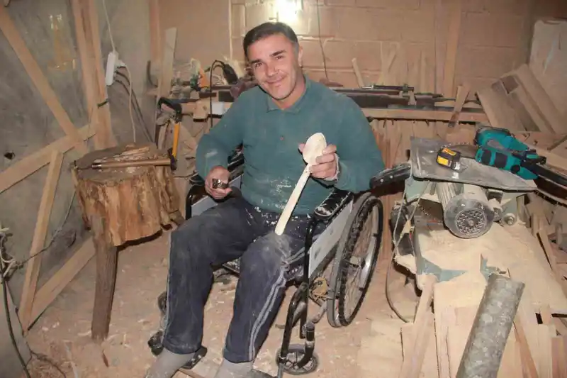 Tekerlekli sandalyeye mahkum kaldı, hayata küsmedi
