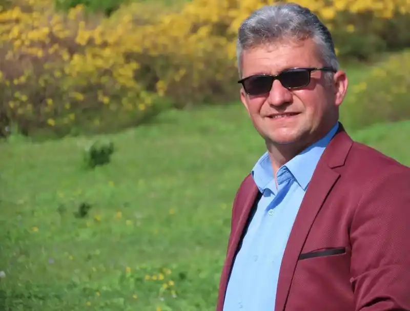 Sahnede kalp krizi geçiren sanatçı toprağa verildi
