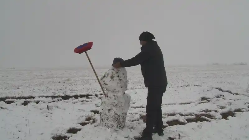 Kars’a mevsimin ilk karı yağdı, vatandaşlar kardan adam yaptı

