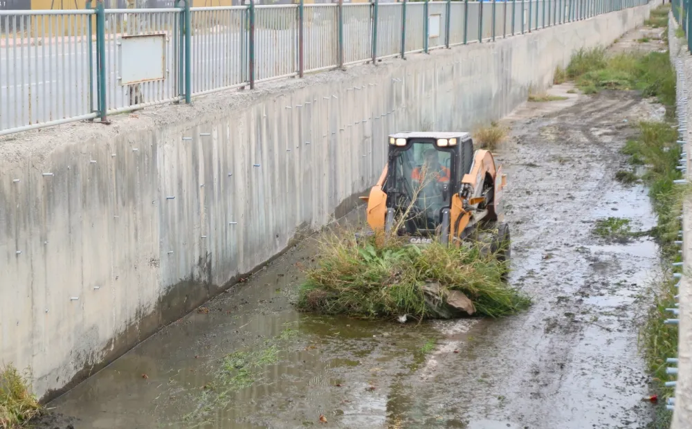 Melikgazi’de taşkın su kanalları temizleniyor
