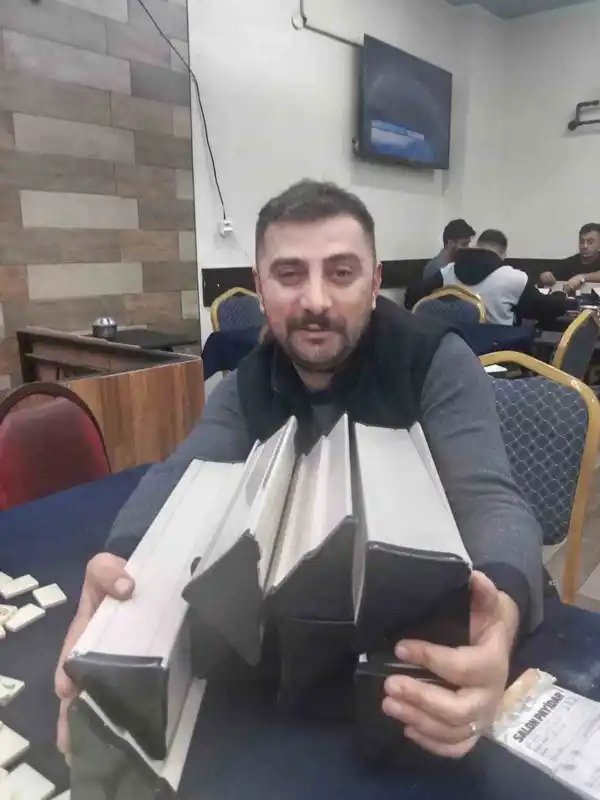 Sivas’ta okeyde 5 yıllık rekabet davul zurnalı kutlamayla son buldu
